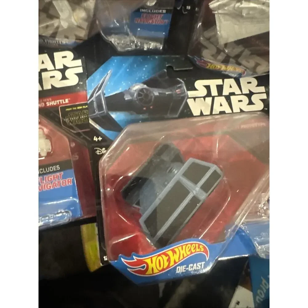 Lot of 8 Hot Wheels Star Wars Die-Cast Vehicles New in Package